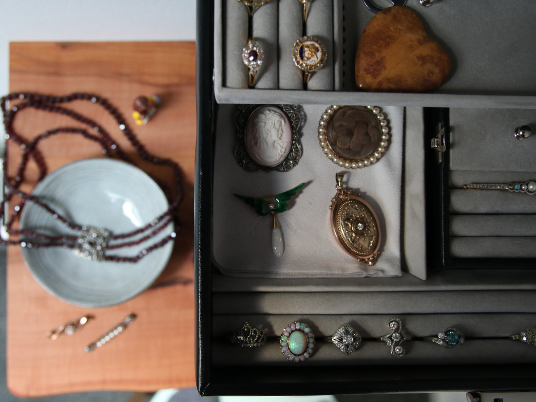#2 The Story Behind: Christina & her antique jewelry collection